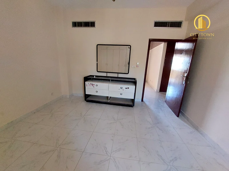 فيلا واسعة مكونة من 3 غرف نوم مع غرفة للخادمة ومنطقة ل Estacionamiento! منطقة الشارقة!63812708112770113