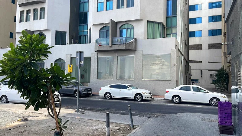 ✨ متجر تجزئة للإيجار في الشارقة – المجاز 1 ✨ 📍 الموقع: مقابل مسجد النور مباشرة، المجاز 1 – الشارقة63816452109569110