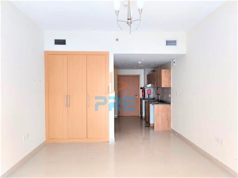 شقة ب studio مع شرفة غير مؤثثة خالية63779080433026112