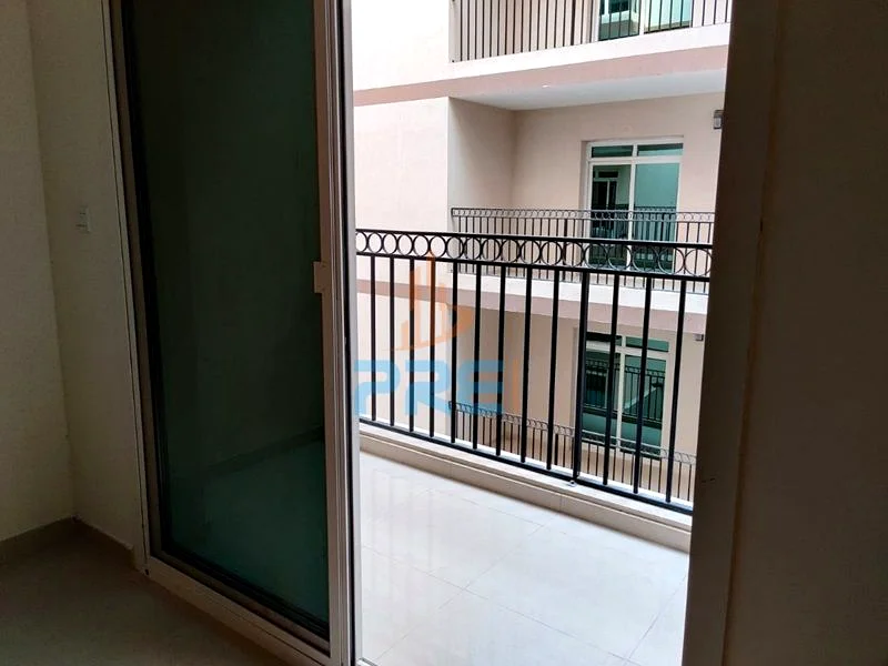 شقة ب studio مع شرفة غير مؤثثة خالية63779080433026113