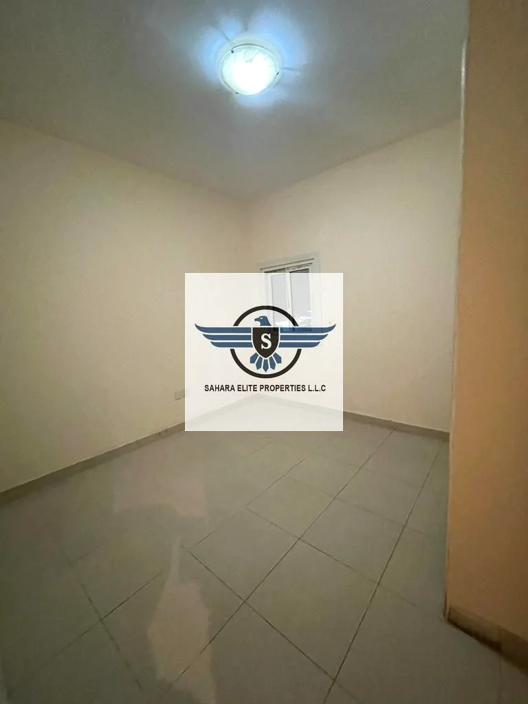 شقة واسعة مكونة من غرفتي نوم مع خزانة ملابس، مبنى عائلي قريب من حديقة النهدة، متاحة في النهدة الشارقة63706863740417114