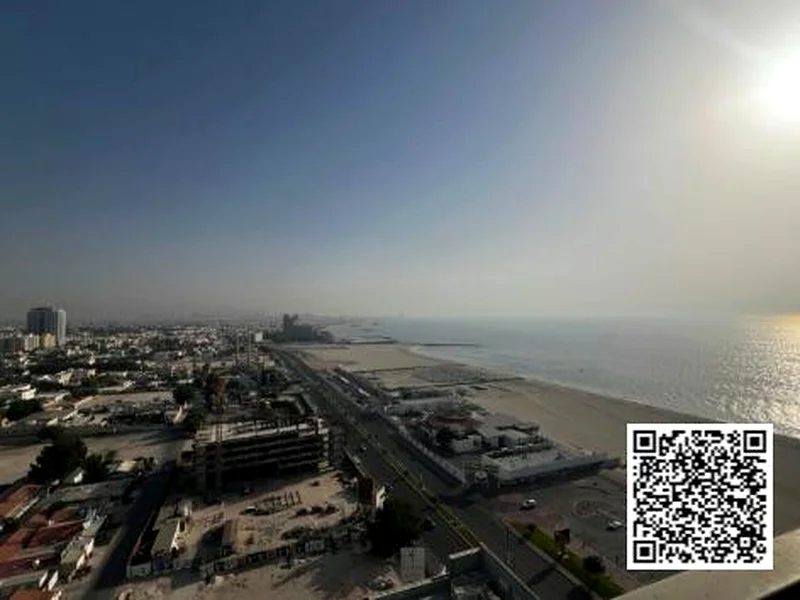 شقة مفروشة بثلاث غرف نوم واسعة بإطلالة بحرية كاملة في برج الكورنيش | 3600 قدم مربع | 115 ألف درهم63810439036419110