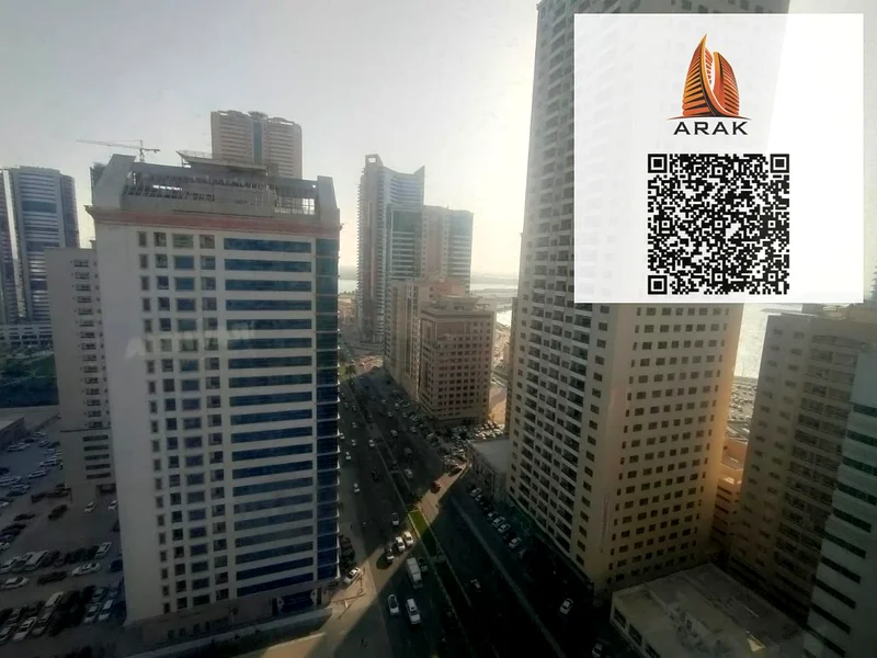 للإيجار في الشارقة شقة من ثلاث غرف نوم مع غرفة معيشة وغرفة خادمة تقع في منطقة التعاون، الشارقة في موقع متميز قريب من مراكز التسوق، المدارس والخدمات الأساسية63813022345347110
