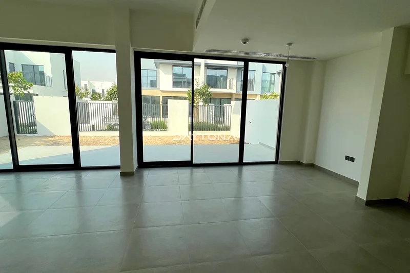 مجتمع حديث | 4 غرف نوم + غرفة خادمة | وحدة ركنية63732207644803113