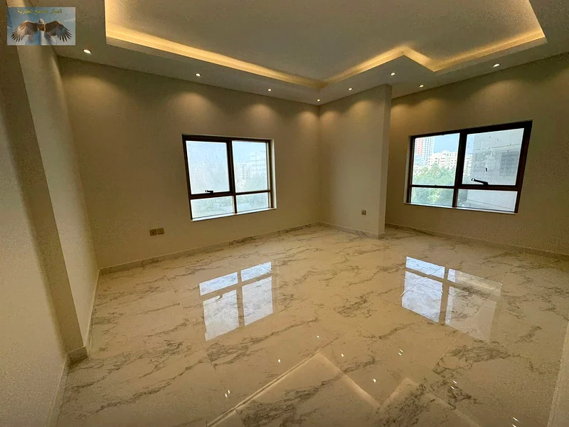 شقة واسعة من غرفتي نوم مع غرفة معيشة على الكورنيش63810725709699110