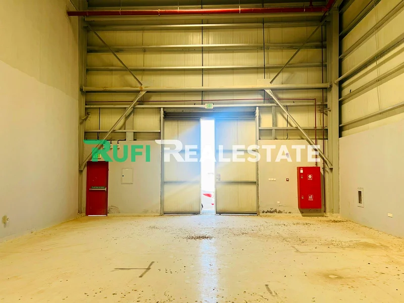 مستودع بمساحة 2000 قدم مربع للإيجار في المنطقة الصناعية الحديثة للإمارات، عجمان.63816567336195113