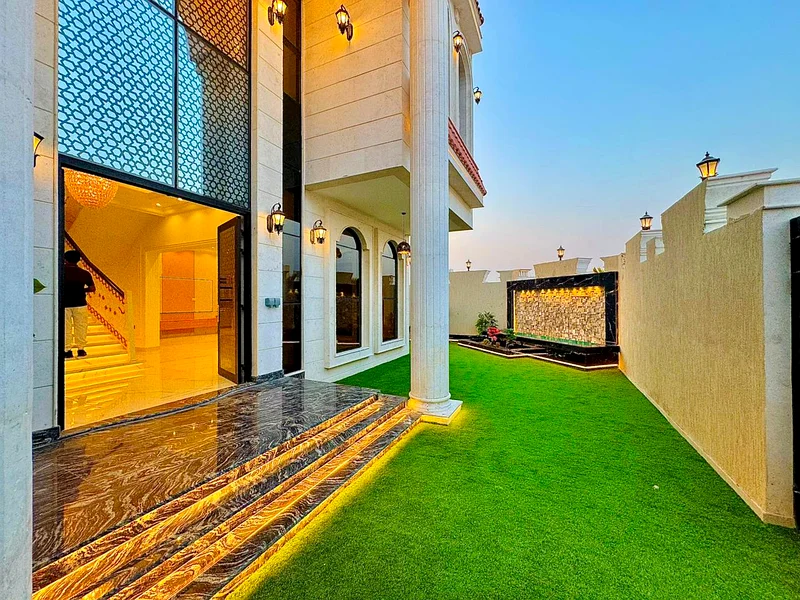 Corner villa for sale in Ajman, Al Helio 2 area, consisting of 5 master bedrooms, a living room, and a large setback outside the villa. Freehold for a63909983169539114