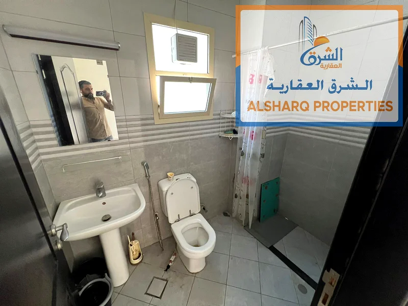 البناء الثاني من البحر مع شرفة وحمامين مع غرفة نوم رئيسية وصالة في موقع حيوي جداً وبسعر جيد جداً63811760893699114