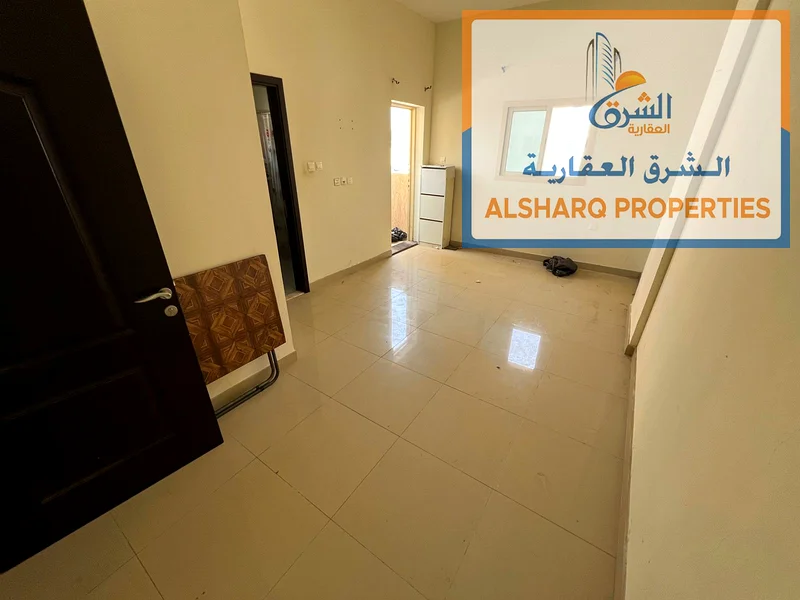 البناء الثاني من البحر مع شرفة وحمامين مع غرفة نوم رئيسية وصالة في موقع حيوي جداً وبسعر جيد جداً63811760893699111