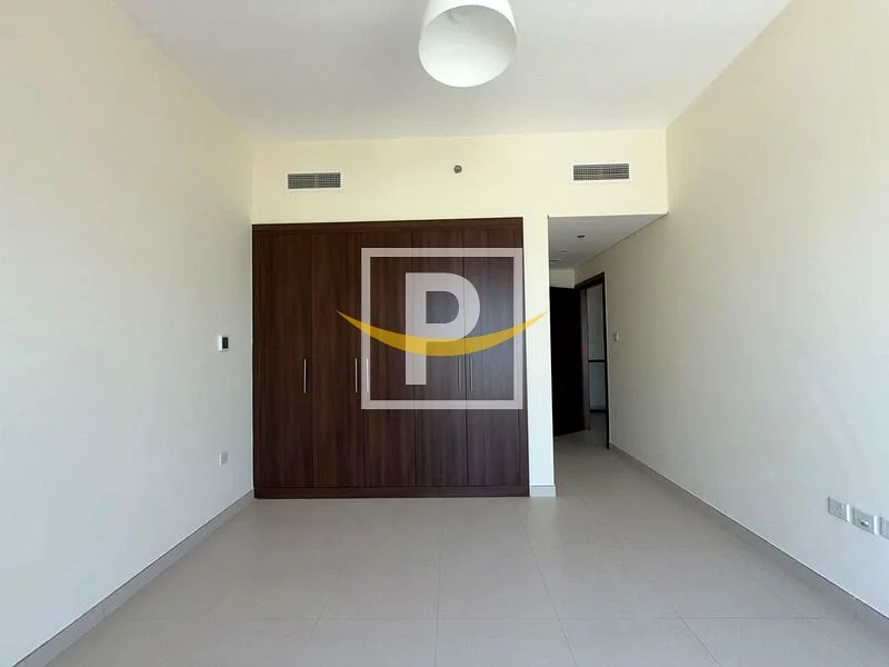 شقة واسعة مكونة من 3 غرف نوم وغرفة خادمة للإيجار في ند الحمر63724503785475111