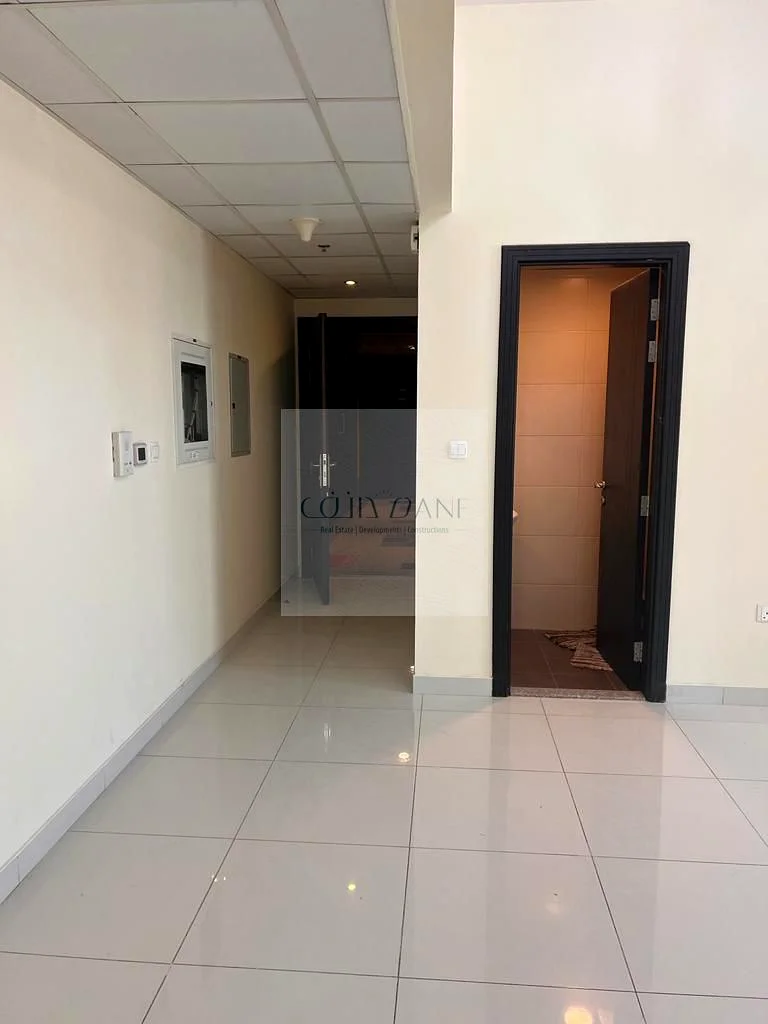 موقع متميز! شقة من غرفة نوم واحدة وحمامين في المباني الراقية 2 - غير مفروشة63806793436289111