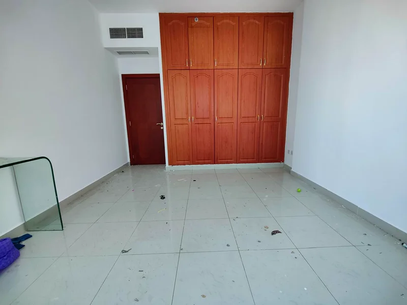 فخم فاخر 2 غرفة نوم مثل الجديد تمامًا / موقف سيارات مجاني " مرفق دش، خزانة ملابس قريب من سهارا سنتر فقط اتصل بي لعرض العقار63707050001539110