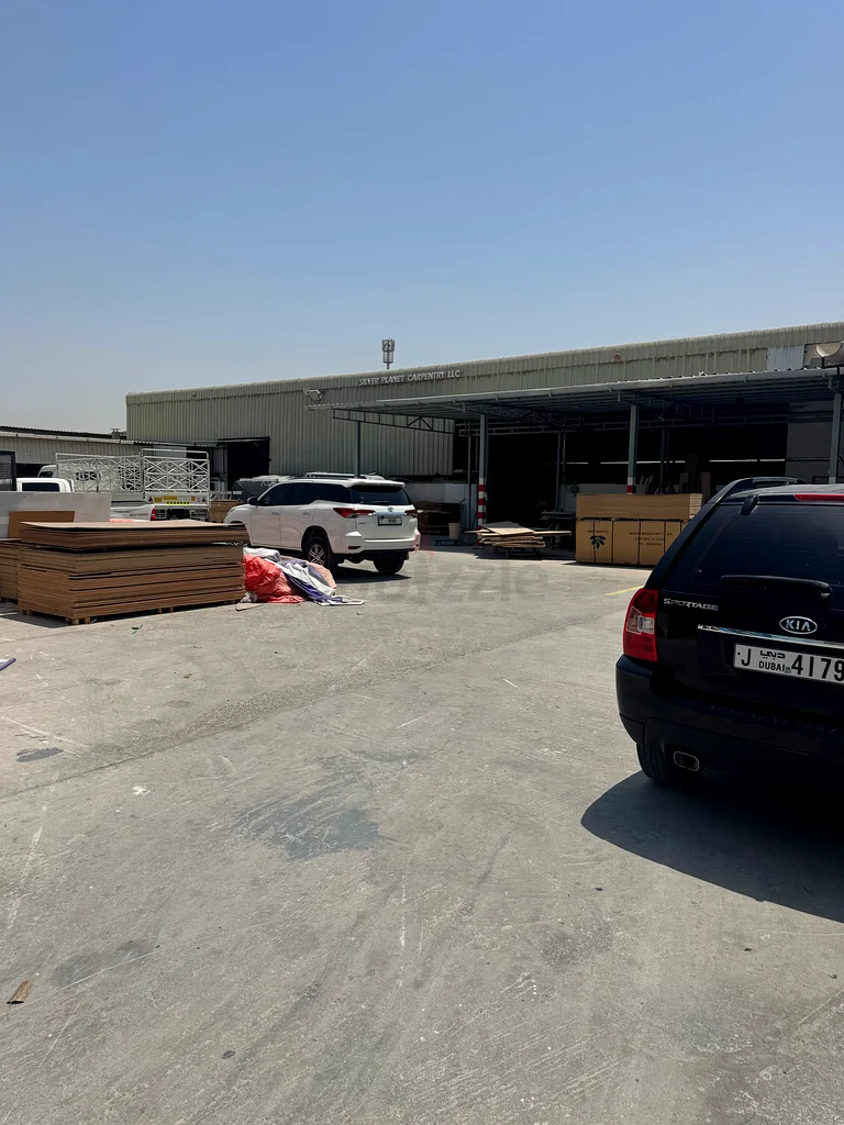 مستودع بمساحة 25,000 قدم مربع للبيع في أفضل موقع في القوز 363823089820801112