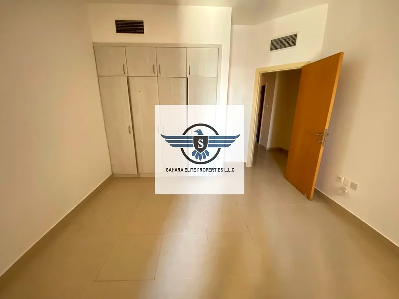 شقة واسعة مكونة من غرفتي نوم مع شرفة وخزانة ملابس بالقرب من موقف حافلات F24، النهدة، الشارقة63706863758209112
