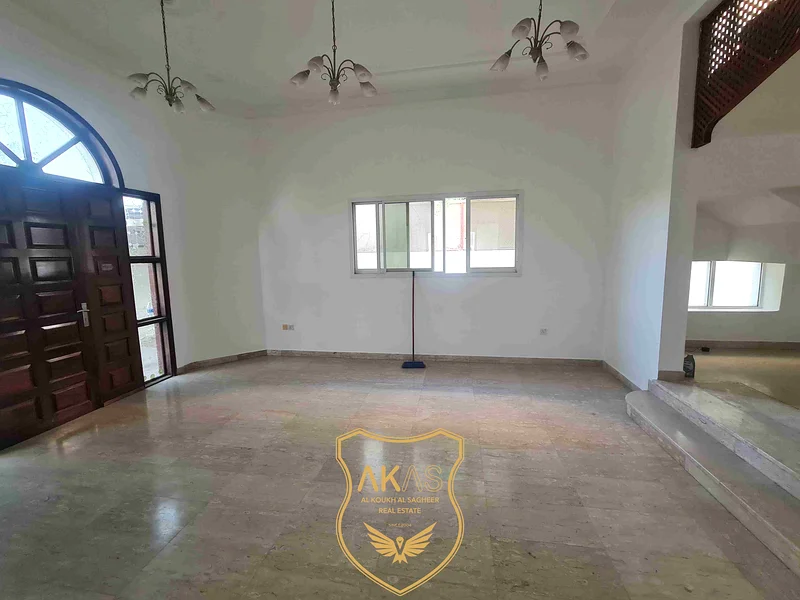 Amazing 5 Bedrooms Villa with Private Car Parking63812814889091114