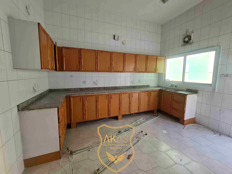 Amazing 5 Bedrooms Villa with Private Car Parking63812814889091111
