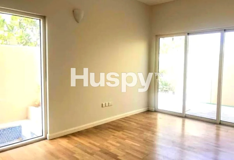 Corner | Spacious Unit | Private Garden63839422493187111