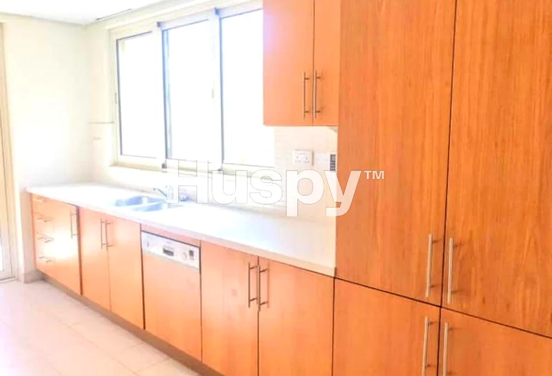 Corner | Spacious Unit | Private Garden63839422493187113