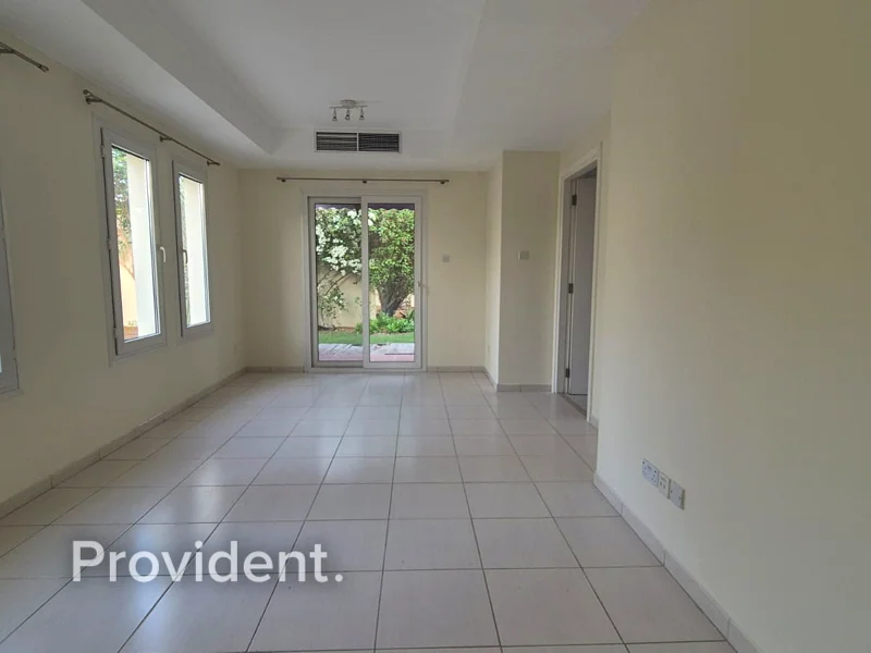 وحدة الزاوية | حديقة كبيرة | قريبة من البحيرة63728636876290113