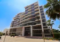 Studio Apartment - Golf Course Views - Prime Location