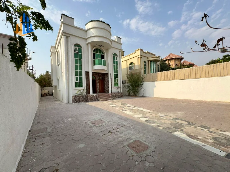5bhk | Master rooms | Close to all services | Excellent location | On a corner and main street63878297629441110