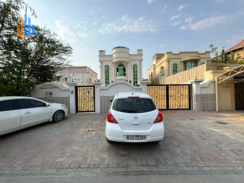 5bhk | Master rooms | Close to all services | Excellent location | On a corner and main street63878297629441111