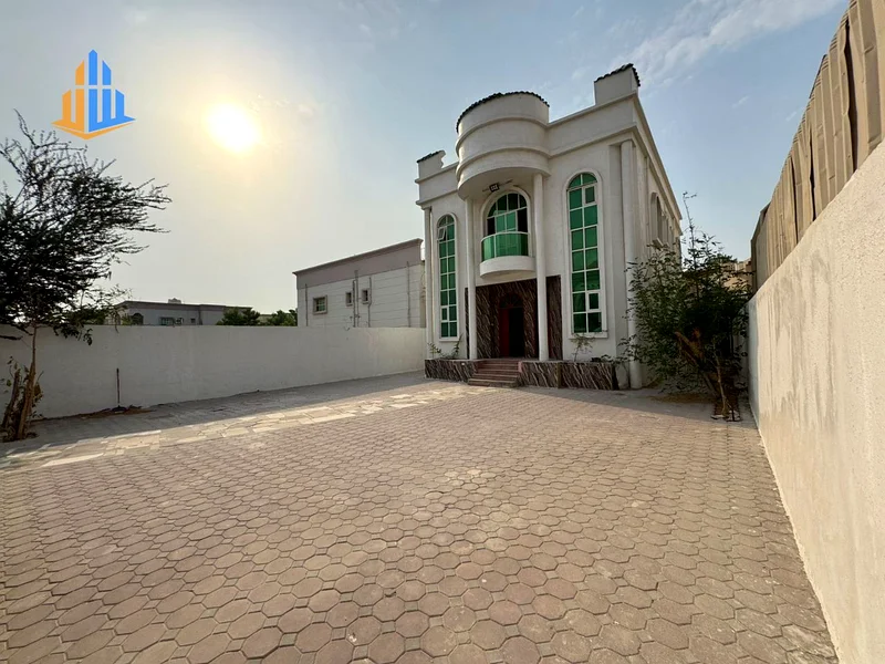 5bhk | Master rooms | Close to all services | Excellent location | On a corner and main street63878297629441112