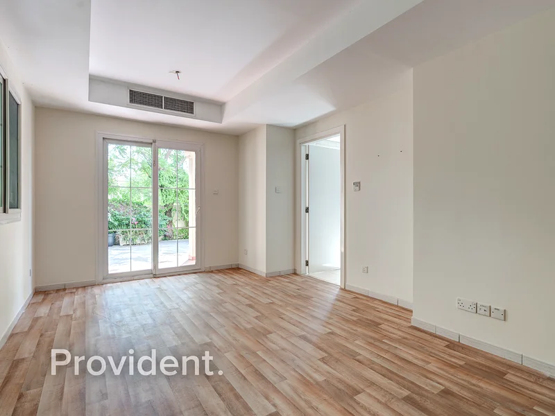 Corner Unit | Upgraded | Close To park and Lake63729311327361113