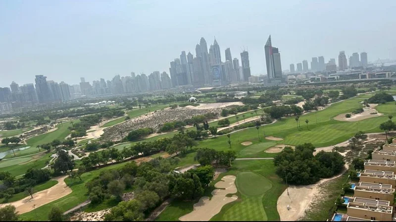 شقة من غرفتي نوم تخطيط فسيح بإطلالة على ملعب الجولف وحوض السباحة مع شرفة63809088535811112