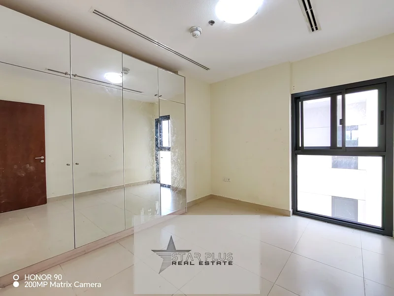 شقة جديدة بمساحة 2 غرفة نوم ومطبخ قريب من المخرج مع موقف سيارات.63729951541250113
