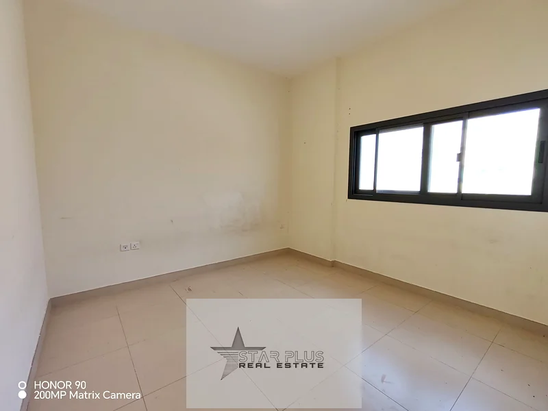 شقة جديدة بمساحة 2 غرفة نوم ومطبخ قريب من المخرج مع موقف سيارات.63729951541250112