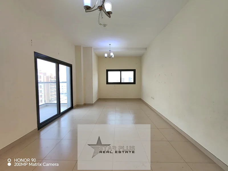 شقة جديدة بمساحة 2 غرفة نوم ومطبخ قريب من المخرج مع موقف سيارات.63729951541250110