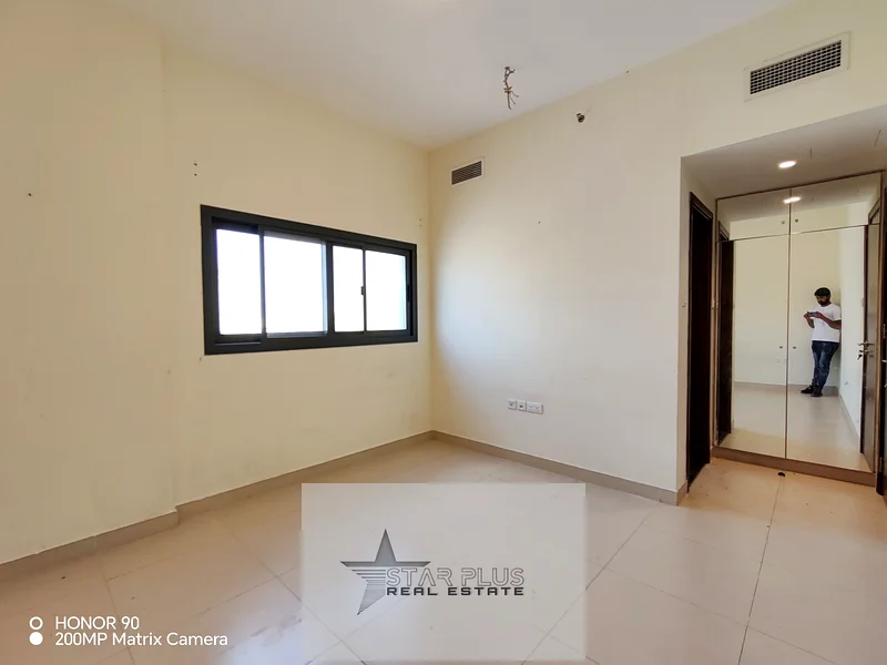 شقة جديدة بمساحة 2 غرفة نوم ومطبخ قريب من المخرج مع موقف سيارات.63729951541250114