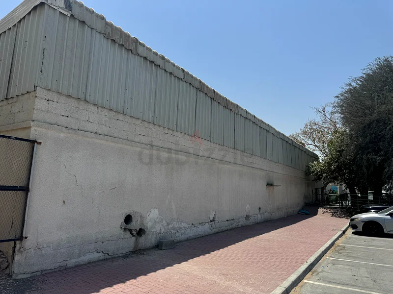 مستودع بمساحة 25,000 قدم مربع للبيع في أفضل موقع في القوز 363823089820801111