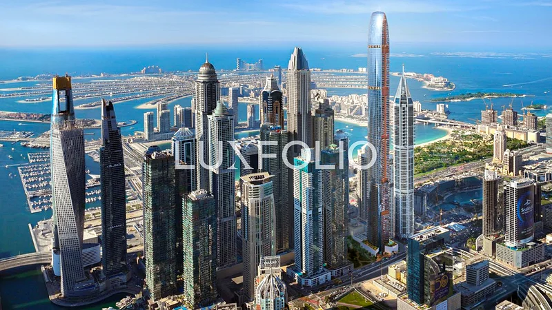 منظر بانورامي جنوب 180 على نخيل مارينا ومياهها الزرقاء وسماء دبي64041811979778112