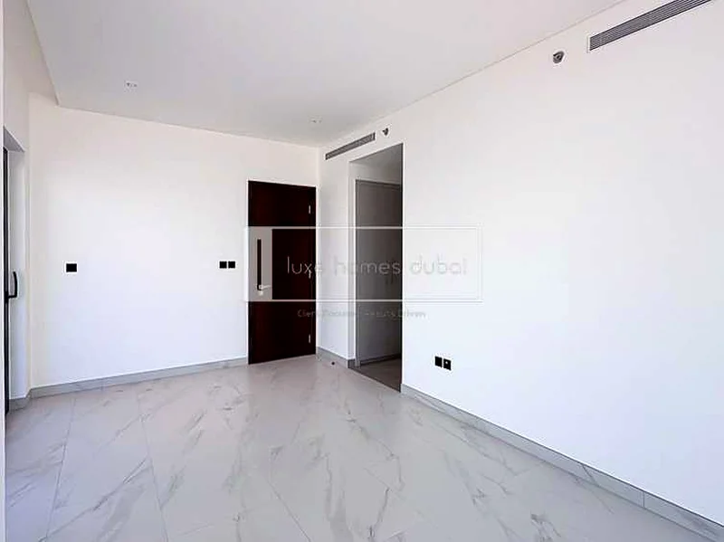 جديد بالكامل | شقة واسعة من 3 غرف نوم | طابق عالٍ63758843765634113