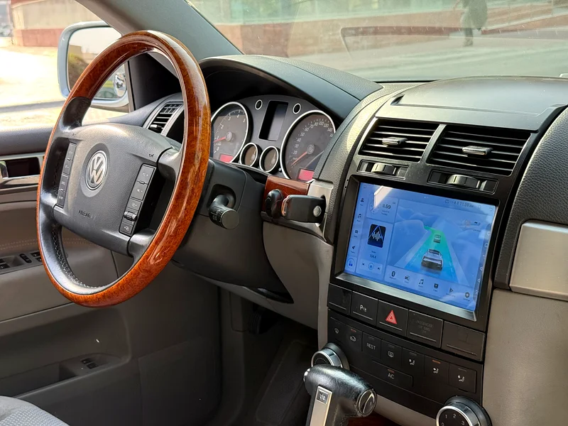 2006 Touareg v6 + Apple CarPlay/Backup Camera (Blue)63699034219138113