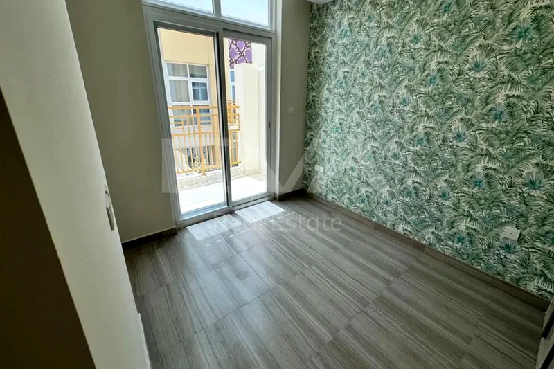 Mid Unit | Unfurnished | Community View63741340698113113