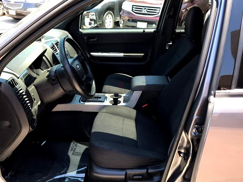 Low KM driven FORD ESCAPE XLT 2012 V6 All Wheel Drive neat interior and exterior. New tyres63699039918593114