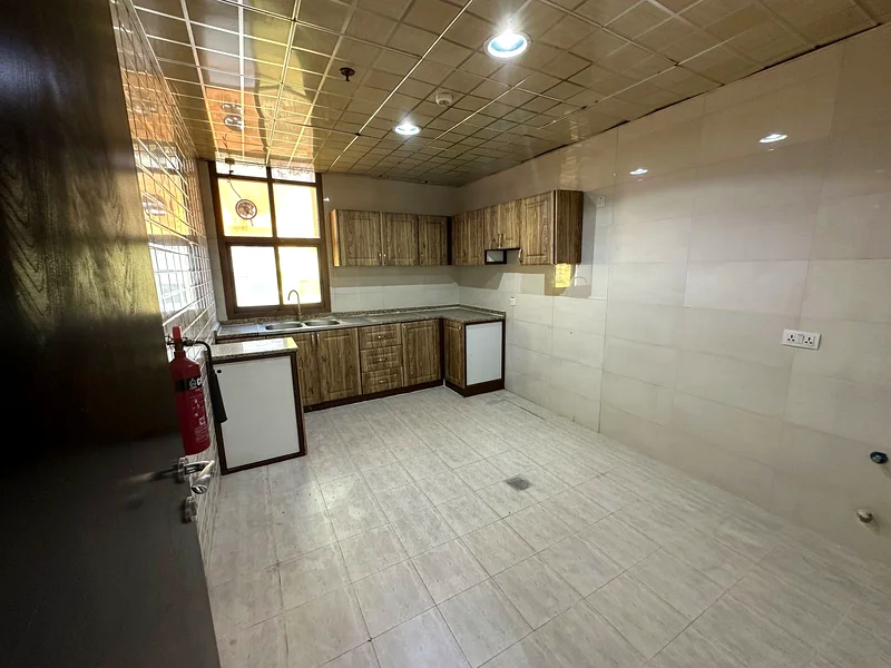 شقة سنوية للإيجار في الروضة 3 - مبنى جديد، اشغال ثانوي على طريق رئيسي63719604384002111