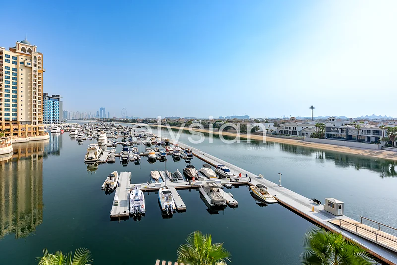 الطابق العالي | إطلالة بحرية خلابة | وحدة مطورة64006946962050110