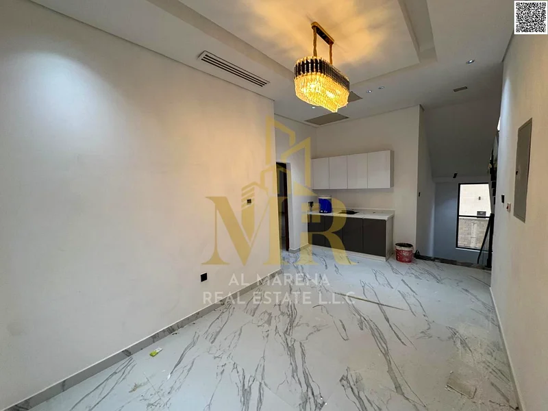 للبيع، فيلا حديثة مكونة من طابقين وسطح، بسعر يشمل رسوم التسجيل ونقل الملكية، قابل للتفاوض، مع ضمان لمدة 25 عامًا على63884633279361112