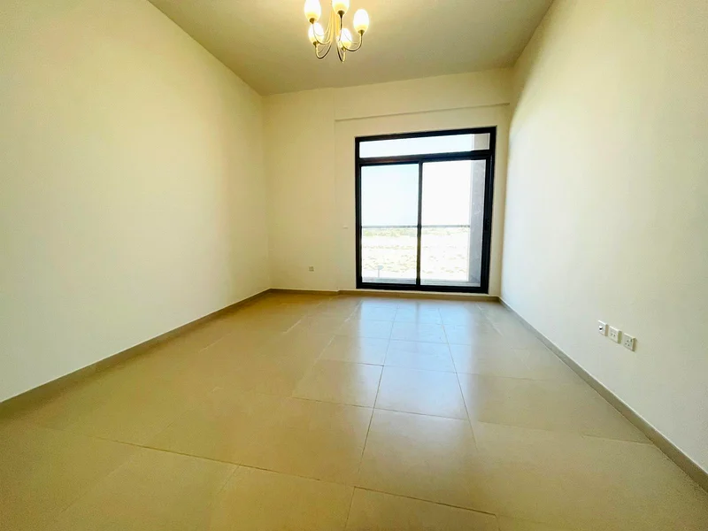 شقة مكونة من غرفتي نوم مع شرفة + مسبح + موقف سيارات مجاني للإيجار63742188535939111