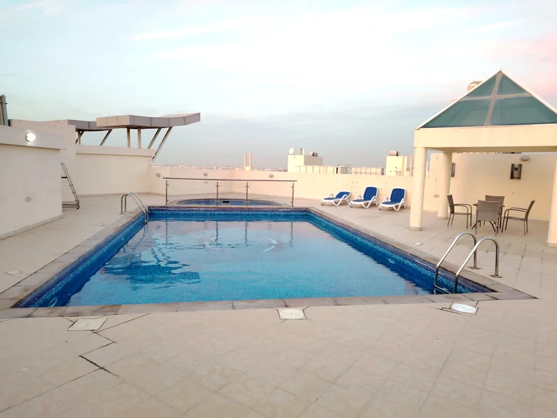 شقة مكونة من غرفتي نوم مع شرفة + مسبح + موقف سيارات مجاني للإيجار63742188535939110