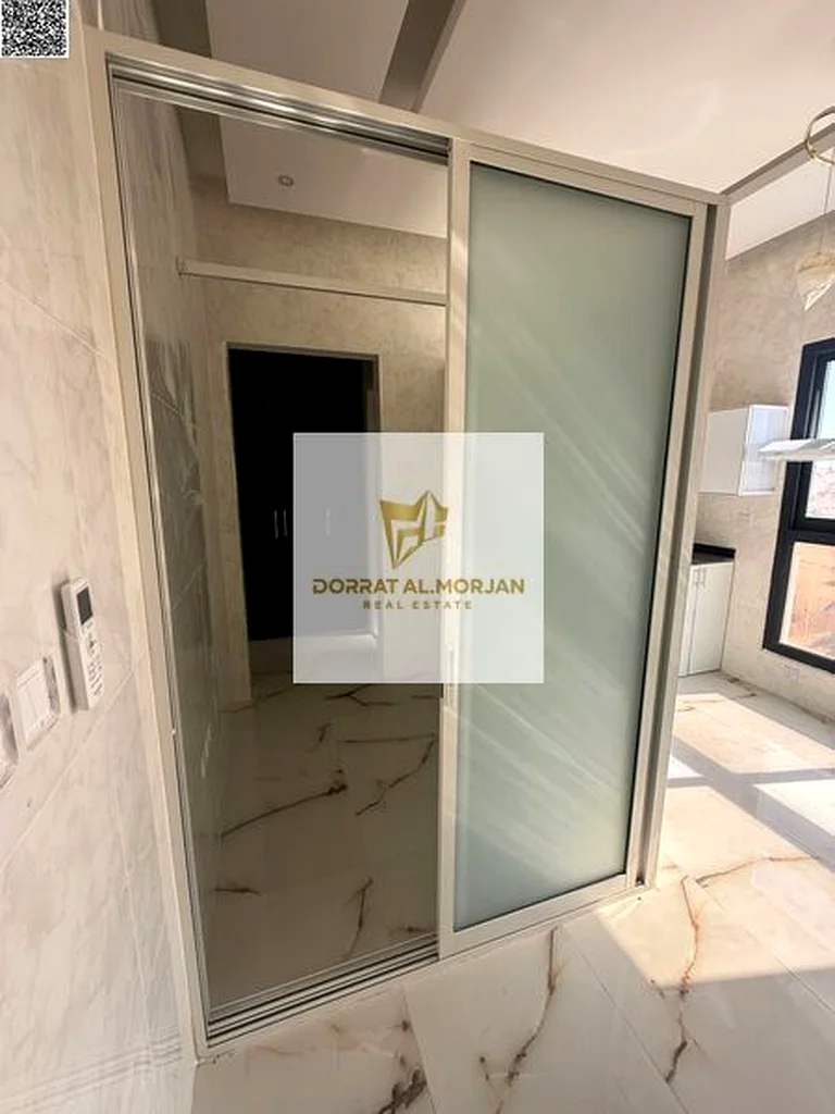 وحدة سكنية للإيجار في منطقة الياسمين، أول مستأجر جاهز للانتقال، 3 غرف نوم رئيسية، 5 حمامات، مطبخ رئيسي مجهز بالكامل، تكييف مركزي منفصل في جميع أنحاء الفيلا63718289088897112