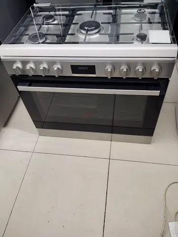 Spacious and Modern Gas Range with Oven for Sale!