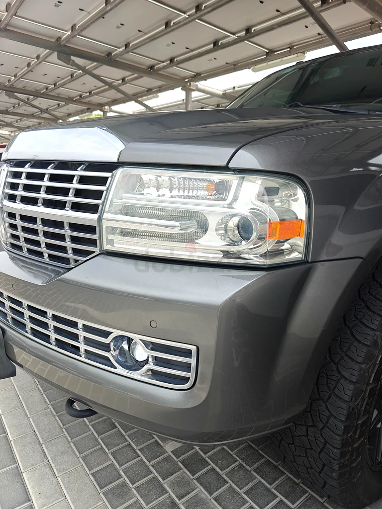 Beloved and well-maintained Lincoln Navigator with low mileage and service history available63699026425219114