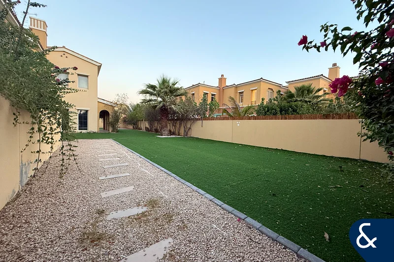Vacant November | Single Row | Huge Plot63919565629185111