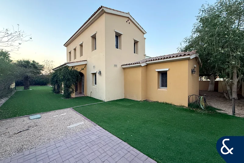 Vacant November | Single Row | Huge Plot63919565629185112
