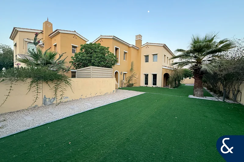 Vacant November | Single Row | Huge Plot63919565629185113